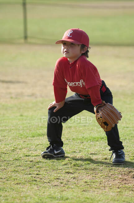 Бейсболист TBall в готовом положении на поле — стоковое фото