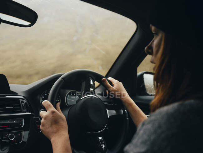 Женщина водит машину через Глен Этив — стоковое фото