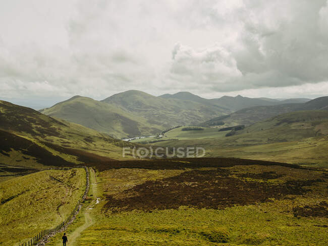 Collines montagneuses dans la campagne écossaise — Photo de stock