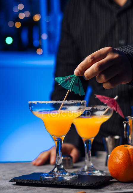 Cameriere in un bar sta preparando un cocktail — Foto stock