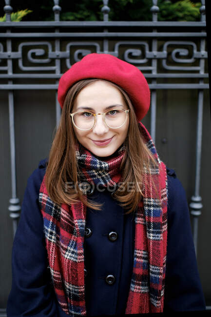 Joven francesa millennial chica en boina y abrigo - foto de stock
