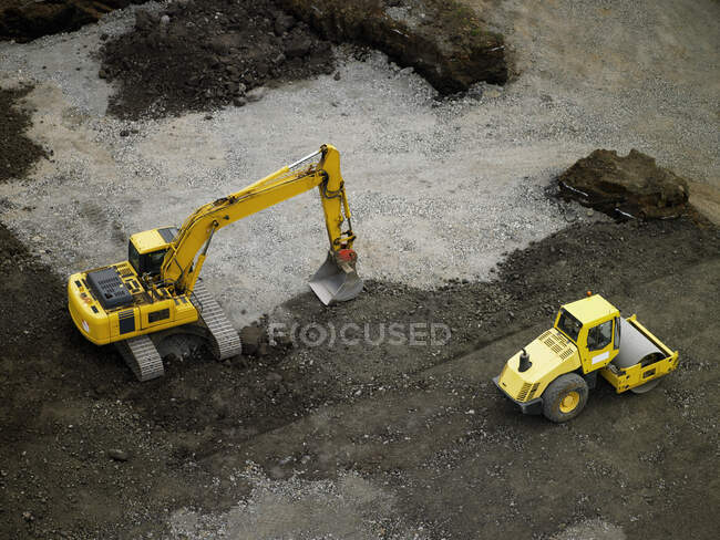Excavator digging the road on nature background — Fotografia de Stock