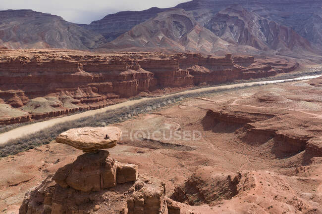 Un escalador contempla la vista de Mexican Hat Rock - foto de stock