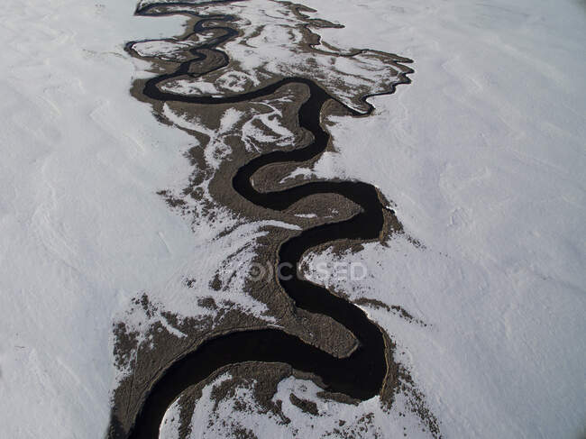 Hot Creek serpentea su camino a través de un paisaje de invierno de california - foto de stock