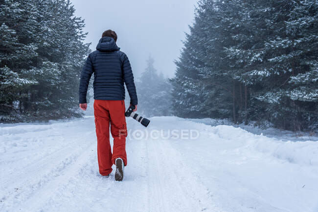 Fotógrafo disparando bosque en invierno - foto de stock