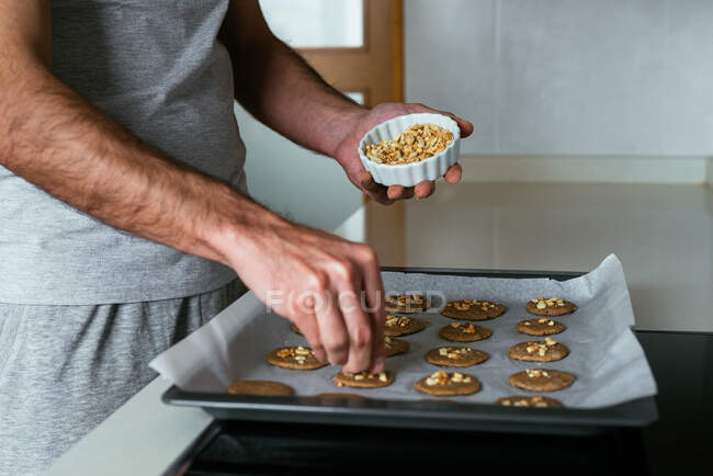 Chef preparing cookies for baking in the kitchen — Foto stock