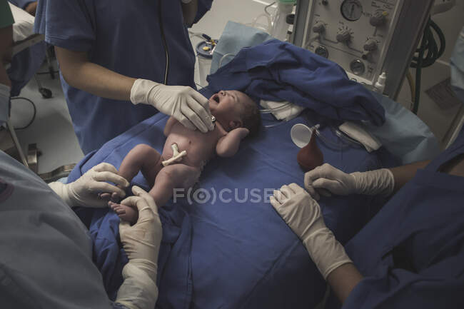 Primeiro momento de um recém-nascido, trabalho de parto em um hospital. Após o nascimento. — Fotografia de Stock