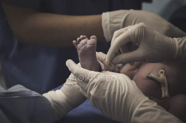 First moment of a newborn, labor in a hospital. After birth. — Stock Photo