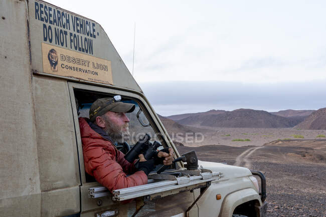 Portrait de Philip Stander, chercheur, dans son véhicule de recherche — Photo de stock