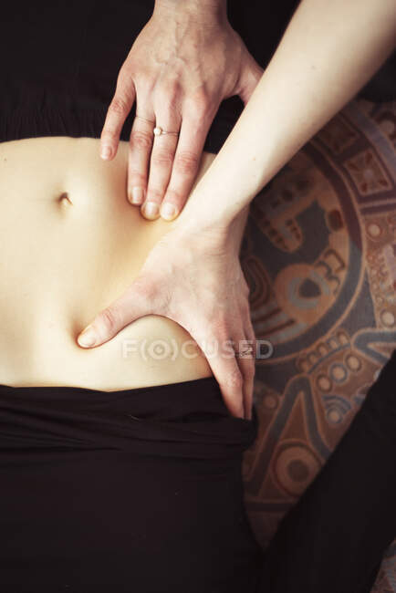 Detalhe close-up de mãos massagear estômago no trabalho a partir de casa criado — Fotografia de Stock