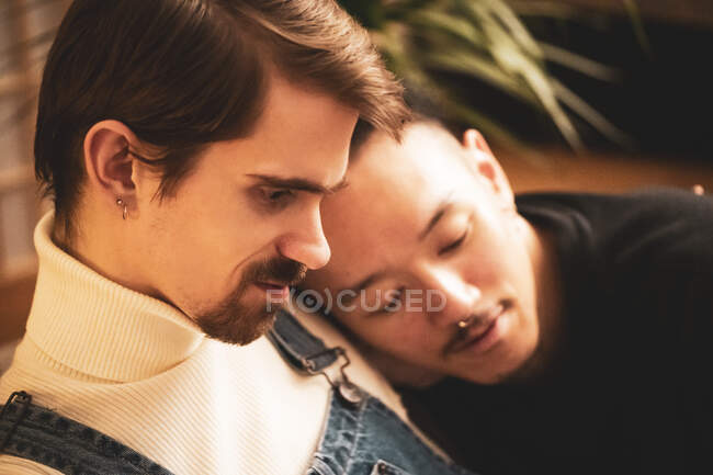 Gay masculino interracial casal relaxante no casa — Fotografia de Stock