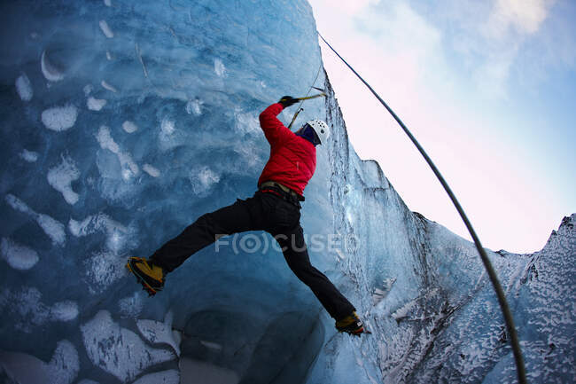 Hombre escalando en el glaciar Solheimajokull en Islandia - foto de stock