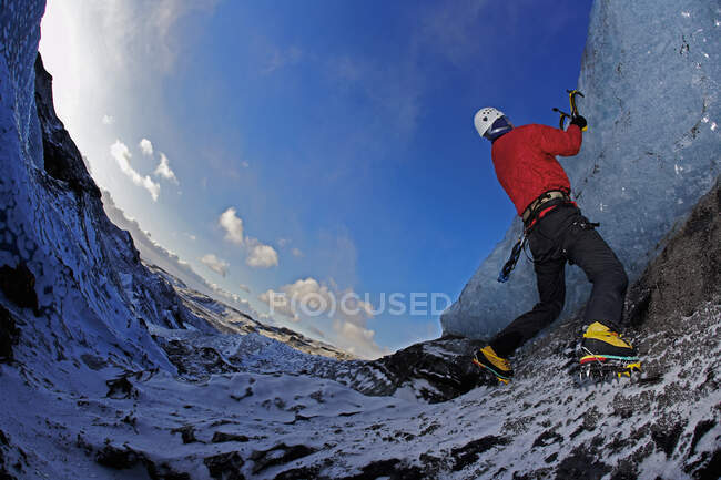 Maduro homem escalando em Solheimajokull no sul da Islândia — Fotografia de Stock