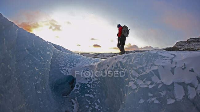 Взрослый человек в походе на Solheimajokull — стоковое фото