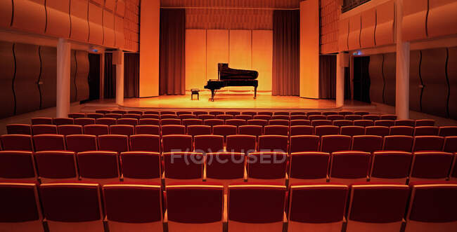 Kinosaal mit roten Stühlen und Theater — Stockfoto