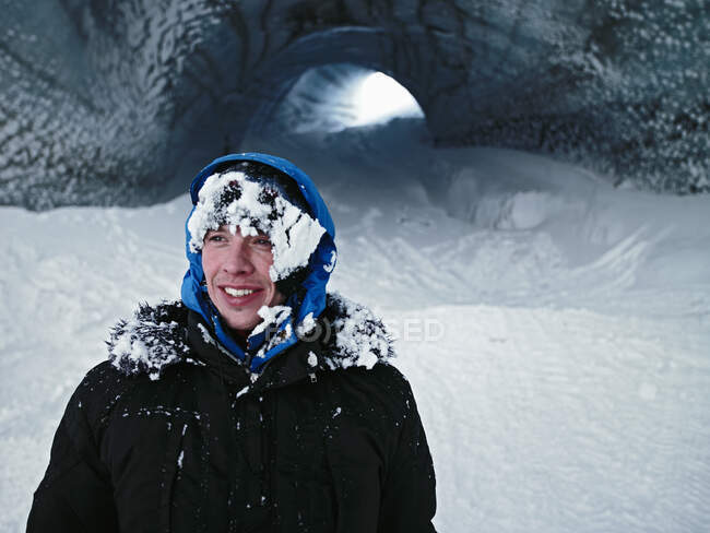 Homem explorando caverna de gelo na Islândia — Fotografia de Stock