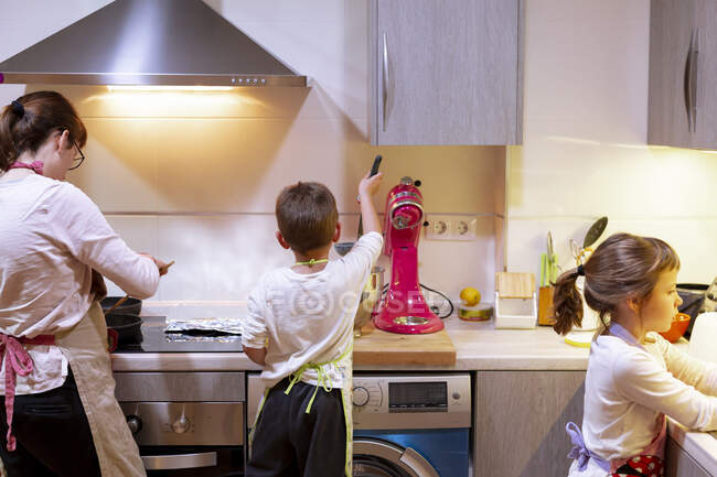 Famiglia in cucina. Madre con i suoi due figli cucina — Foto stock