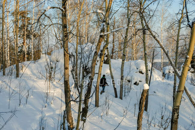 Grave escursionista che cammina lungo il sentiero di montagna. Il paesaggio degli Urali — Foto stock