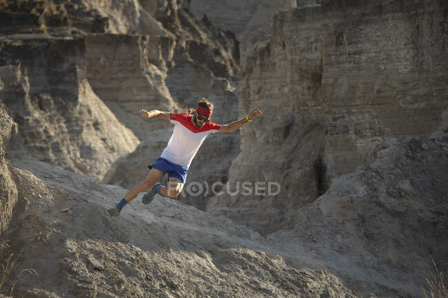 Un homme descend sur un terrain technique laissant de la poussière sur son chemin — Photo de stock