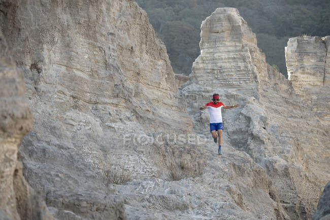 Un rastro de hombre corriendo por terreno técnico dejando polvo en su camino - foto de stock