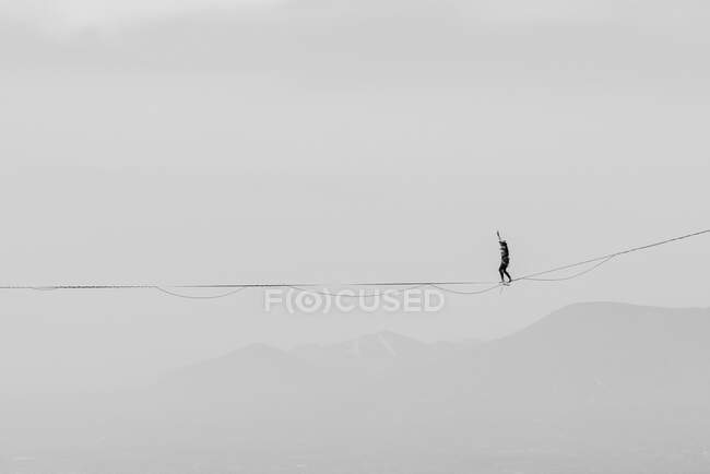 Una ragazza cammina su un highline a Los Frailes, Hidalgo, Messico — Foto stock
