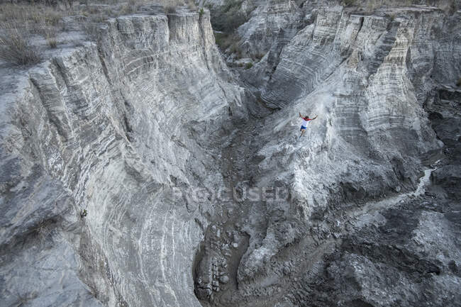 Ein Mann, der auf technischem Terrain herunterläuft und Staub hinterlässt — Stockfoto