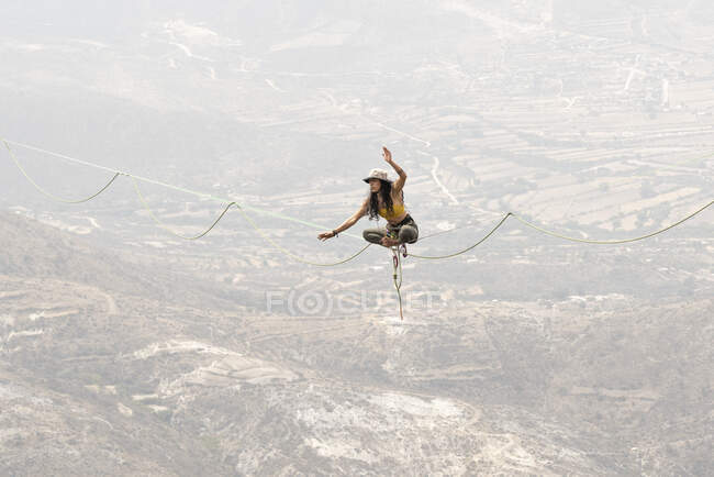 Una ragazza in equilibrio con una posizione yoga in una Highline a Los Frailes — Foto stock