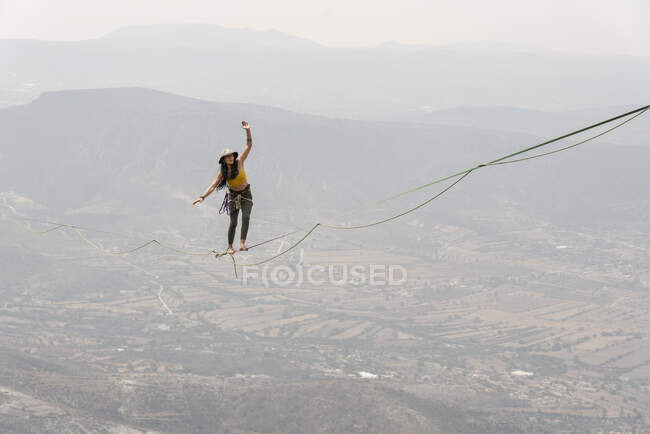 One girl walks in a Highline at Los Frailes, Hidalgo, Mexico — Stock Photo