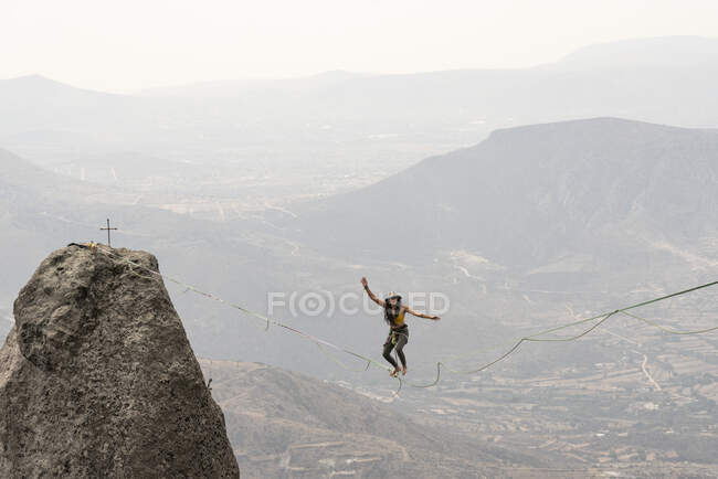 Une fille équilibre dans un Highline à Los Frailes, Hidalgo, Mexique — Photo de stock