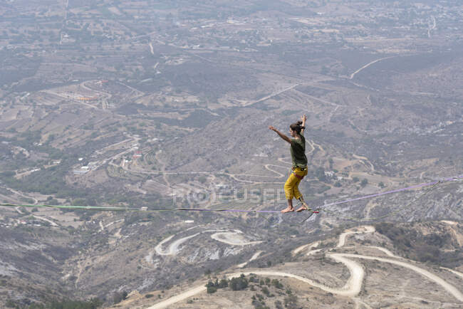 Один чоловік йде по гірській лінії в Лос - Фрайлес поблизу Ель - Аренала (Ідальго). — стокове фото