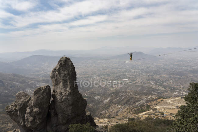 One man walking on a highline at Los Frailes near El Arenal, Hidalgo — Stock Photo