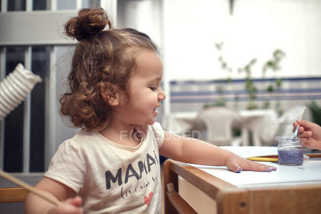 Bambini che giocano in un cortile interno e dipingono con vernici ad acqua — Foto stock