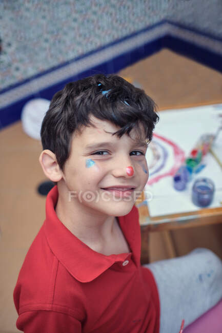 Crianças brincando em um pátio interior e pintura com tintas de água — Fotografia de Stock