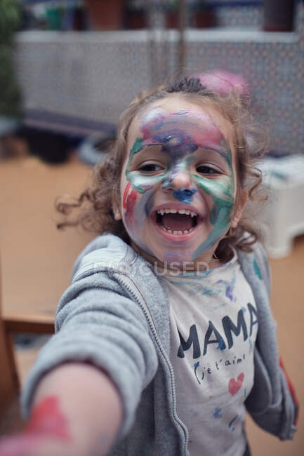 Дети играют во внутреннем дворе и рисуют водными красками — стоковое фото