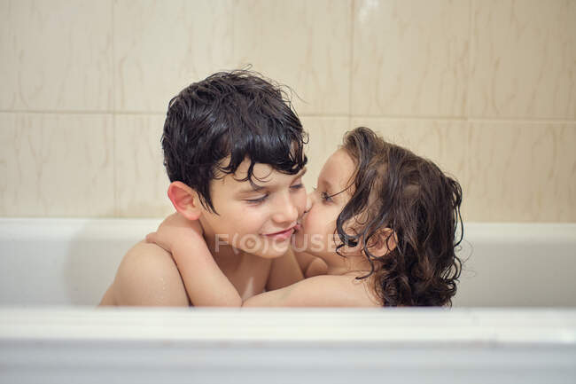 Brothers bathing and playing with foam — Stock Photo