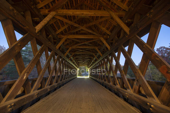 Ancien pont couvert en Nouvelle-Angleterre à l'automne — Photo de stock
