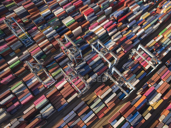 Shipping Containers Fill Port on East Coast - foto de stock