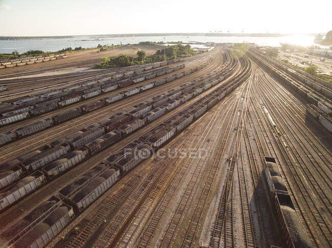 Cobertura de coches de carbón en el puerto de Virginia - foto de stock
