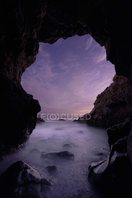 Пацифічні хвилі прориваються крізь морську печеру в парку штату Лео карільйо. — стокове фото