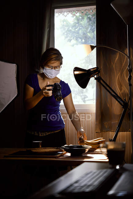 Donna fotografo imposta e catturare oggetti sul tavolo — Foto stock