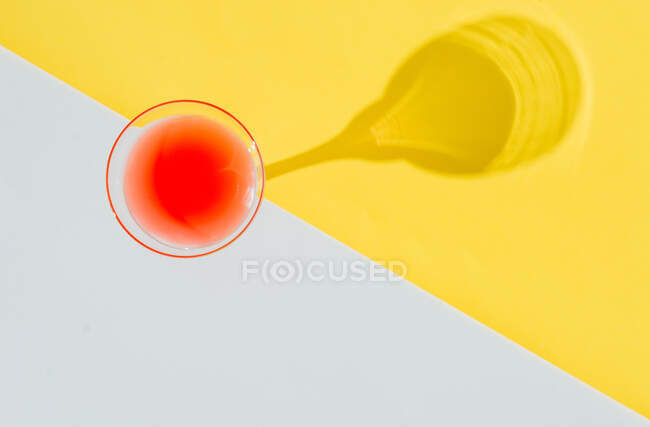 Alcoholic cocktails with marked shadows of the midday sun. Refreshing drinks for summer — Stock Photo