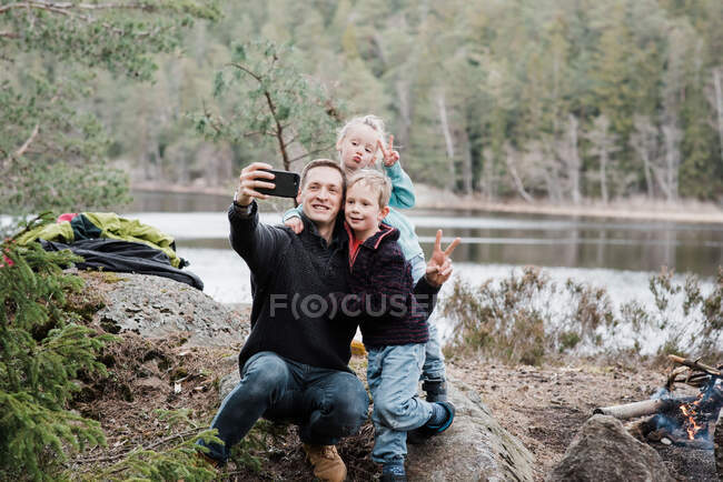 Father taking pictures with his kids whilst hiking in Sweden — Stock Photo