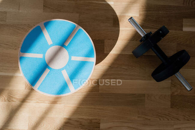 Tableau d'équilibre et poids équipement d'exercice à domicile sur un plancher — Photo de stock
