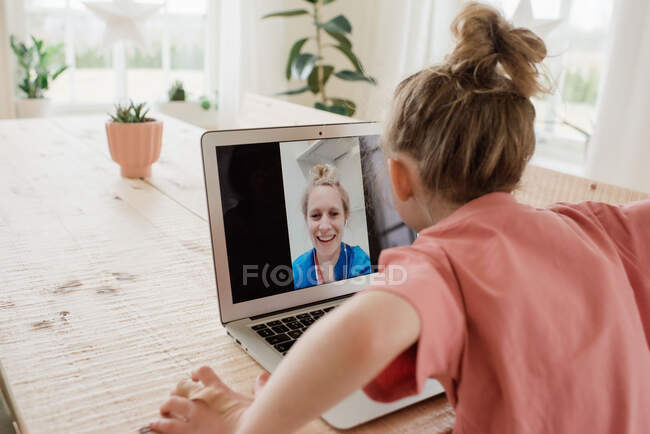 Enfermeira ter uma chamada de vídeo com sua família enquanto trabalhava em um hospital — Fotografia de Stock