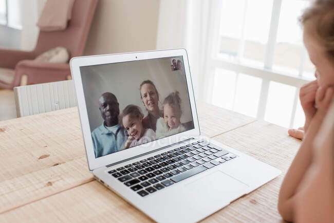Chamada de vídeo com a família ficar em contato em casa — Fotografia de Stock