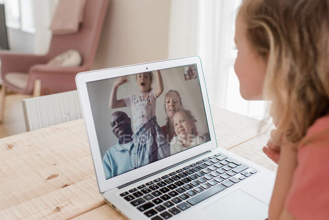Девушка с видеозвонком со своей семьей дома — стоковое фото