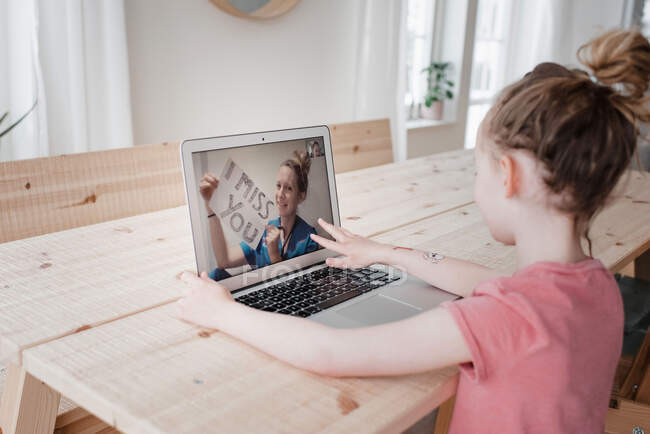 Girl talking on a video call with a nurse saying i miss you — Stock Photo
