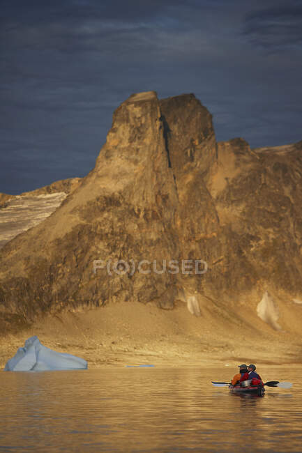 2 чоловіки подорожують з морським каяком у Східній Ґренландії — стокове фото