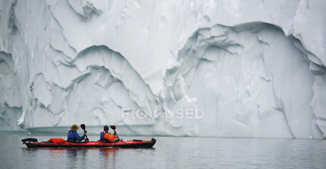 2 чоловіки подорожують з морським каяком у Східній Ґренландії — стокове фото