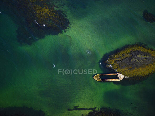 Вид на острів і човен у морі — стокове фото